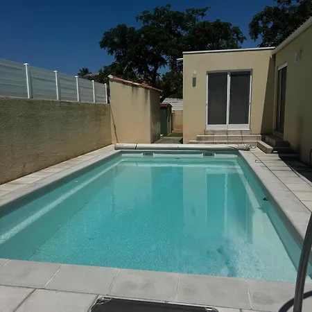 Avec Piscine فيلنوف ليه ماجولون